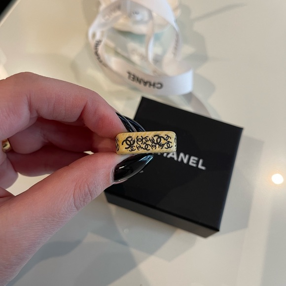 CHANEL Cambon Logo Resin Ring - Picture 4 of 4